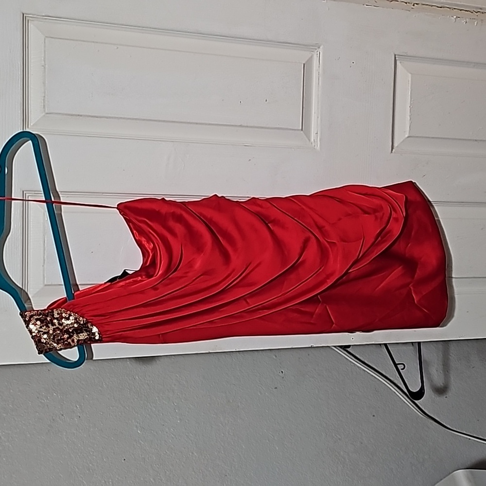 Red dress - Picture 2 of 3